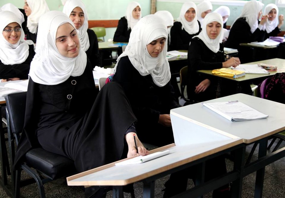  طالبة فلسطينية تتحدى إعاقتها وتنهي امتحانات الثانوية العامة مستعينة بقدميها